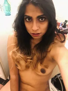 NRI babe showing juicy boobs and hairy pussy in leaked nude selfshot pics and videos