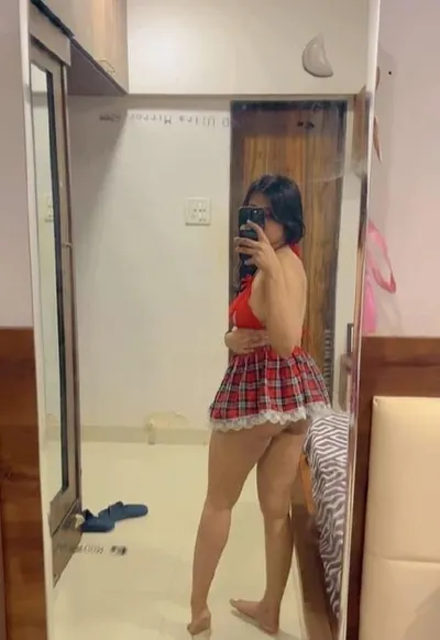 Desi Cute Beautiful South Indian Girlfriend Homemade Sexy Teasing Full Nude Selfies