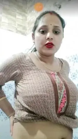 Desi MILF Arohi Kashyap Live Big Boobs And Pussy Masturbation Clip