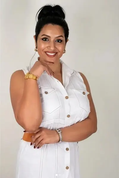 Desi Milf Maya Nip Slip In Sexy Photoshoot Boobs On Display