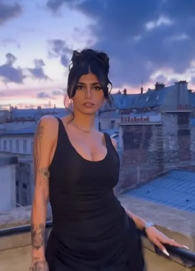 Mia Khalifa OnlyFans Bikini Tease Turns Fully Nude And Wet