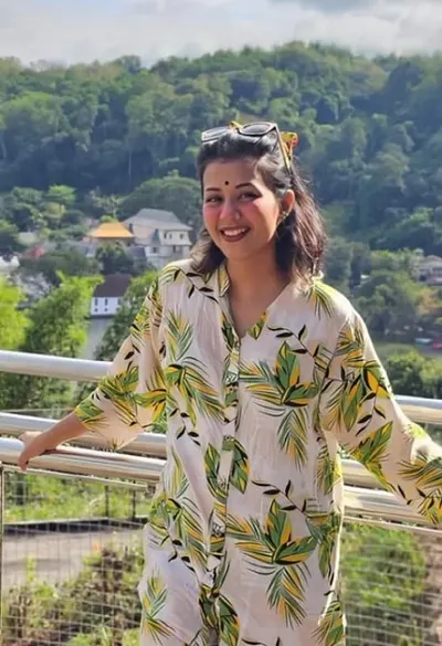 Bangladeshi Girl Tasnuva Ashraf Gives Hard Blowjob to BF in Hotel Room