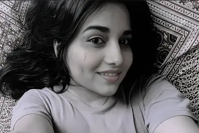 Desi Babe Shows Big Boobs Presses Them With Horny Moves In Leaked Clips