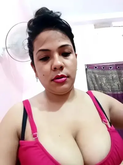 Desi Chubby Bhabhi Gives Hard Blowjob to Neighbour Boyfriend Fully Nude Tease