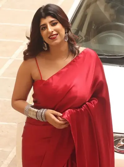 Muskan Thakurani Exclusive Tease Fashion Influencer Strips for Assistant