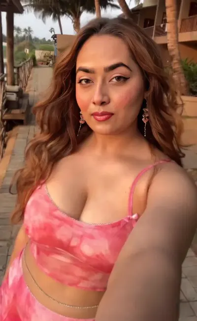 Watch Divya Mistry, the famous chubby model, in this hot nude photos compilation. Big boobs, hairy p